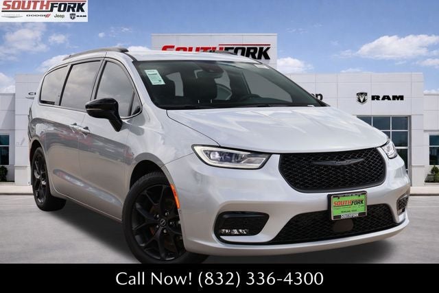 2026 Chrysler Pacifica Select's photo